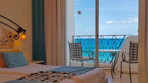 Ένα ή περισσότερα κρεβάτια σε δωμάτιο στο Yasmine Beach