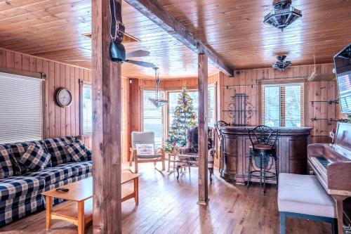 - un salon avec un canapé et un arbre de Noël dans l'établissement Chalet - Hot tub - Ski out in Mont-Blanc, à Saint-Faustin–Lac-Carré