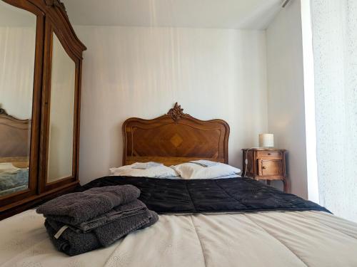 Postel nebo postele na pokoji v ubytování Maison de plain-pied avec grand jardin clos et parking, à 10 min des vignes. - FR-1-591-223