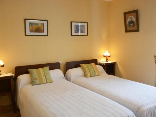 Ένα ή περισσότερα κρεβάτια σε δωμάτιο στο Gîte de Charme à la Campagne avec Jardin Clos et Collection d'Outils Agricoles - FR-1-581-9