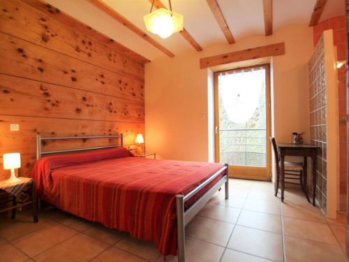 une chambre avec un lit, un bureau et une fenêtre dans l'établissement Maison À Proximité De L'Allier Avec Jardin En Terrasses, Près De Chilhac Et Langeac - FR-1-582-7, à Cerzat