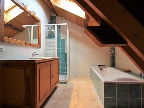 une salle de bain avec une grande baignoire et un lavabo dans l'établissement Maison À Proximité De L'Allier Avec Jardin En Terrasses, Près De Chilhac Et Langeac - FR-1-582-7, à Cerzat