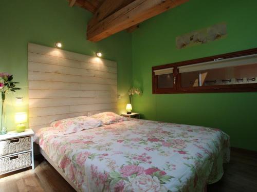 une chambre avec un grand lit avec une tête de lit en bois dans l'établissement Bergerie moderne au calme, nature luxuriante, proche du Lac de Malaguet - FR-1-582-20, à Céaux-dʼAllègre