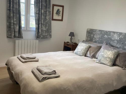 une chambre avec un lit avec des serviettes dessus dans l'établissement Gîte cosy en Sologne avec terrasse privative - FR-1-590-549, à Villemurlin