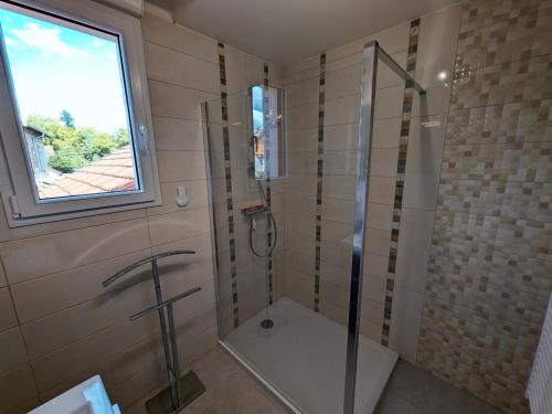 une salle de bain avec une douche avec une porte vitrée dans l'établissement Maison rénovée au bord de la Saône avec terrasse et jardin - FR-1-583-463, à Rigny