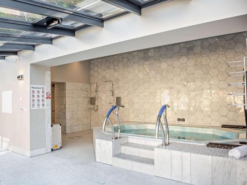 La grande salle de bains est pourvue d'un bain à remous. dans l'établissement 9 Bed in Porthmadog 90740, à Talsarnau