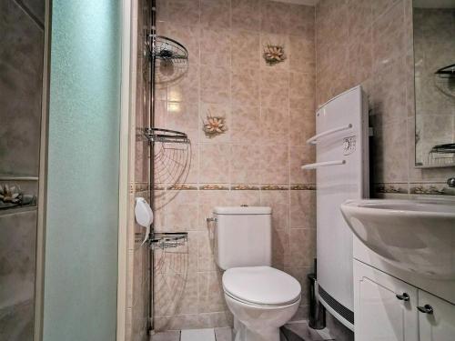 une petite salle de bain avec toilettes et lavabo dans l'établissement Maison de bourg restaurée avec cour privative au coeur d'un village paisible, proche gorges de l'Allier et sites historiques - FR-1-582-220, à Mazeyrat-Aurouze