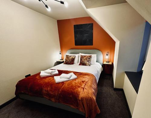 Una cama o camas en una habitación de Modern 3BR Smart Home