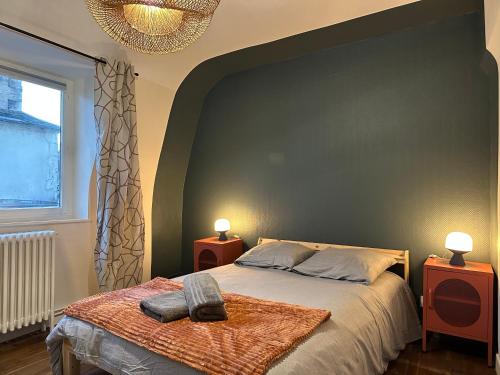 Ένα ή περισσότερα κρεβάτια σε δωμάτιο στο Le Charlet - Entre Marais et Cathédrale