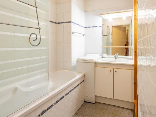 圣费朗索瓦-隆尚Duplex 6 pers charme alpin, pied pistes - FR-1-807-79的带浴缸淋浴和水槽的浴室