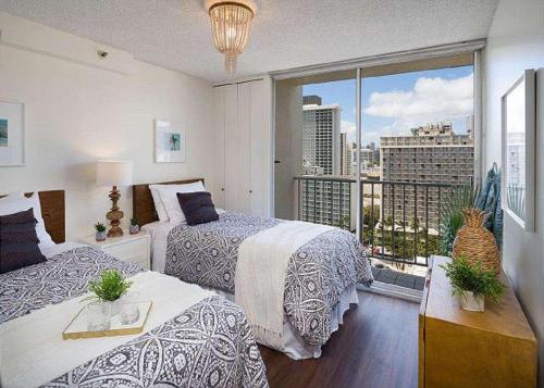 En eller flere senge i et værelse på Pacific Monarch 1806