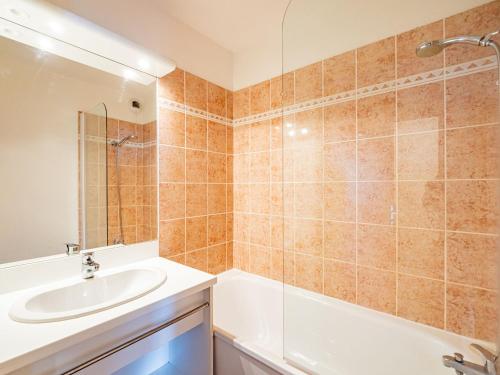 a bathroom with a sink and a shower at Appartement 6 pers, pieds des pistes, St-François-Longchamp - FR-1-807-105 in Saint-François-Longchamp