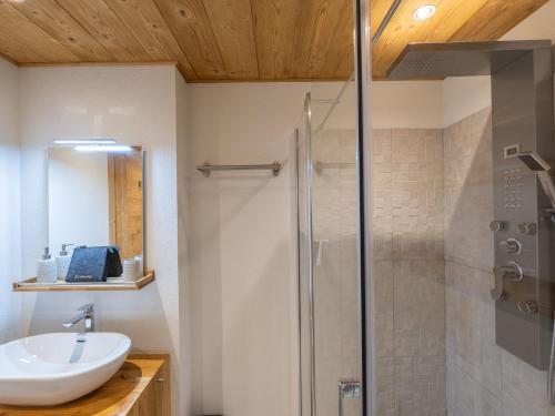 ein Badezimmer mit Waschbecken und Dusche in der Unterkunft Appartement charmant 4 pers, piste proche, parking, Les Saisies - FR-1-809-13 in Les Saisies