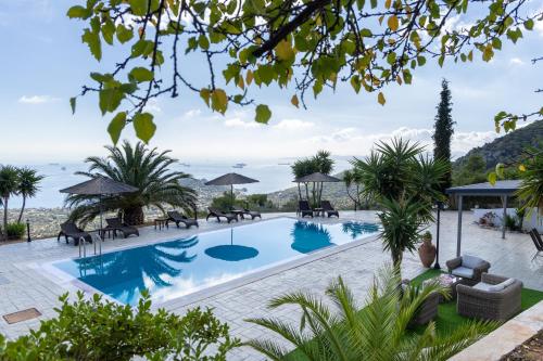 una imagen de una piscina con sillas y sombrillas en Prosili, en Aiándion