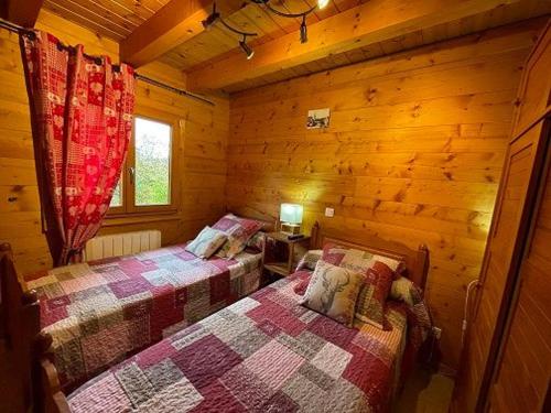 Postel nebo postele na pokoji v ubytování Chalet typiquement franc-comtois avec Wifi et cheminée à Étobon - FR-1-583-405