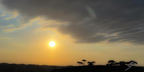 Η ανατολή ή δύση του ηλίου όπως φαίνεται από αυτό το καταφύγιο ή από εκεί κοντά