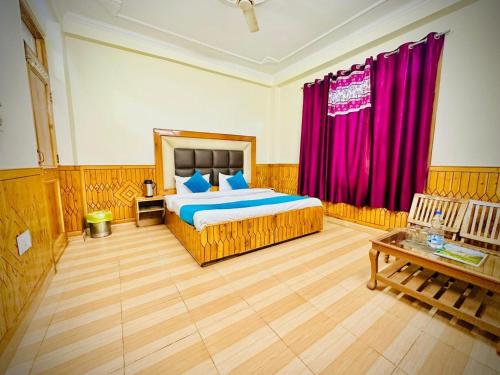 Ένα ή περισσότερα κρεβάτια σε δωμάτιο στο Diya Palace Kasol with Parking in Main kasol