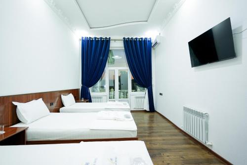 Ένα ή περισσότερα κρεβάτια σε δωμάτιο στο Chehran Hotel