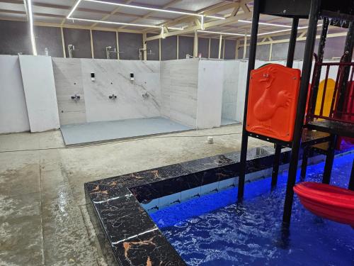 uma academia coberta com piscina de água em فيلا جار القمر اطلاله بحرية Near Moon Sea View em Jidá