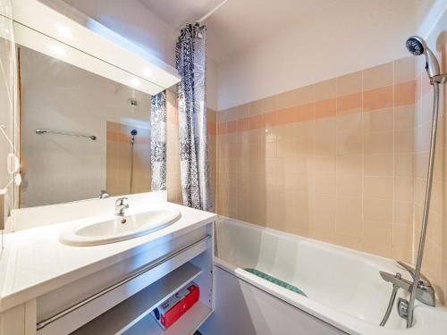 a bathroom with a sink and a tub at Appartement cosy 6 pers au pied des pistes - FR-1-807-1 in Saint-François-Longchamp
