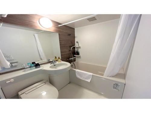 Un baño con lavabo, inodoro y bañera. en Smile Hotel Premium Hakodate Goryokaku - Vacation STAY 33312v, en Oiwakechō