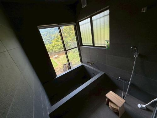 ein Badezimmer mit Badewanne und Fenster in der Unterkunft Boogie Garden - Vacation STAY 06312v in Miyakami