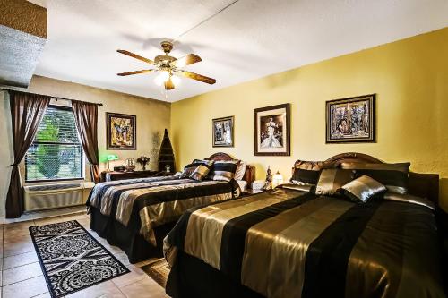 Cama o camas de una habitación en Royal Orleans Resort Unit #107