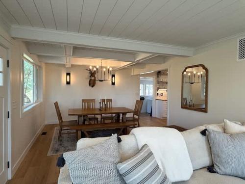 een woonkamer met een witte bank en een tafel bij Stevens Creek Farmhouse in Chester