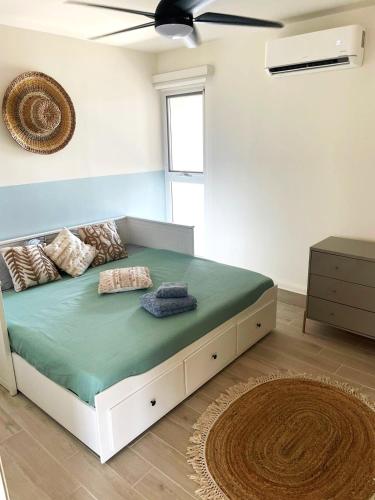 una camera da letto con un grande letto con materasso verde di Villa Residence Playa Caracol a El Quindio