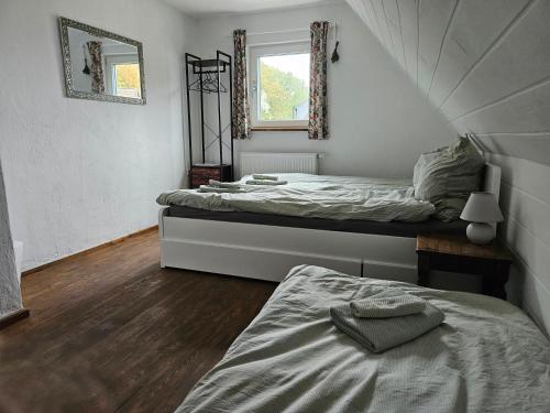 Giường trong phòng chung tại Haus am Kuhsee