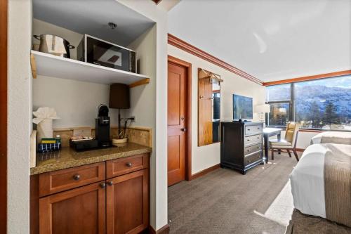 a hotel room with a bed and a kitchen and a bedroom at Studio Suite 2 Queen Beds Mountain View in Tahoe City