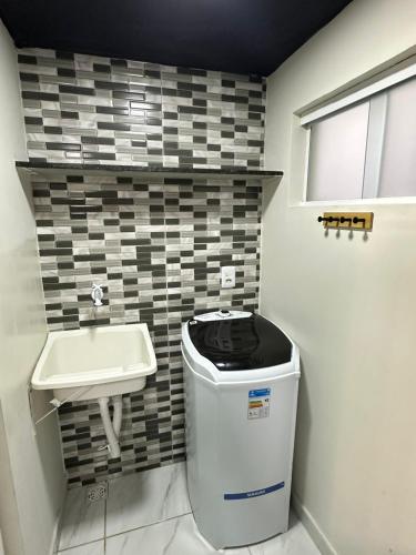 un piccolo bagno con un water e un lavandino di Loft lindo e aconchegante 02 a Toritama