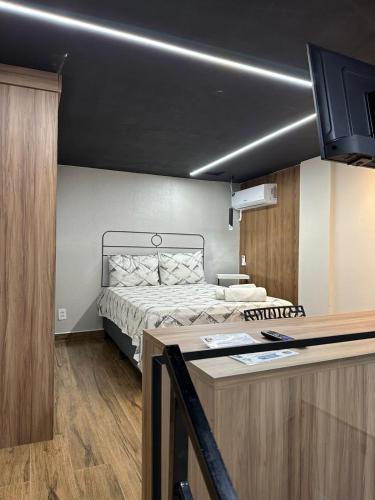 una camera con letto e una cucina con bancone di Loft lindo e aconchegante 02 a Toritama