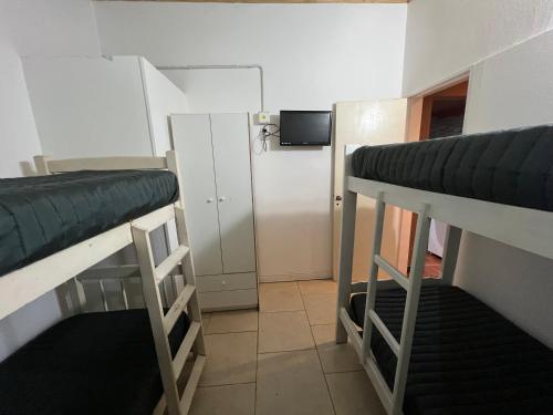 a room with two bunk beds and a television at Alquileres Fernando in San Clemente del Tuyú