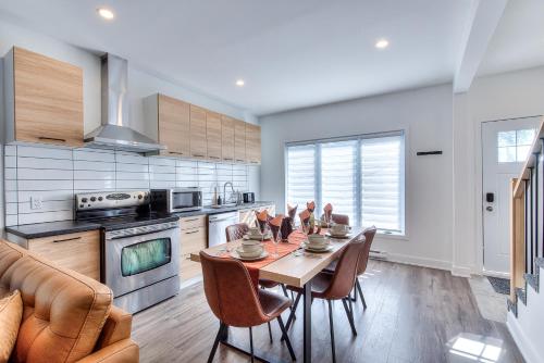 Køkken eller tekøkken på Modern Comforts 3 Bedroom & Full Kitchen & Wifi & Easy Montreal Access