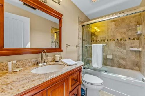 Koupelna v ubytování Large Upgraded, Family Friendly Condo With Garage