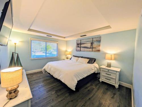 Postel nebo postele na pokoji v ubytování Large Upgraded, Family Friendly Condo With Garage