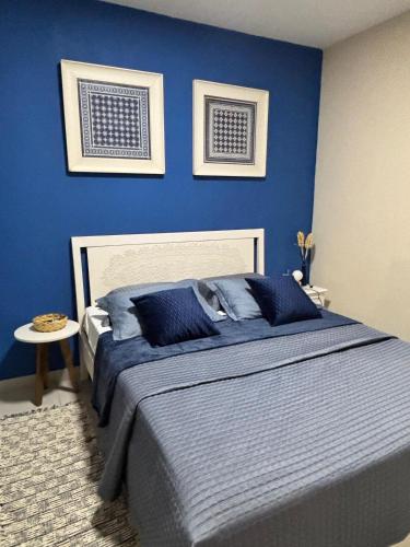 ein blaues Schlafzimmer mit einem Bett mit blauen Wänden in der Unterkunft Casa Charmosa 02 in Palmas