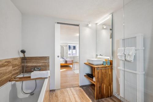 une salle de bain avec un lavabo et un miroir dans l'établissement Lodge of Sardona, à Schwanden