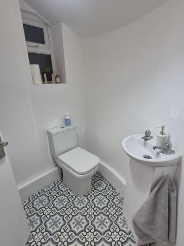 Ένα μπάνιο στο Cozy 2 Bedroom Macclesfield House