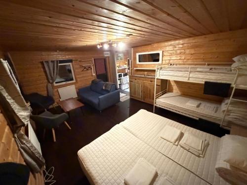 Ένα ή περισσότερα κρεβάτια σε δωμάτιο στο LAKESIDE AURORA CABINS