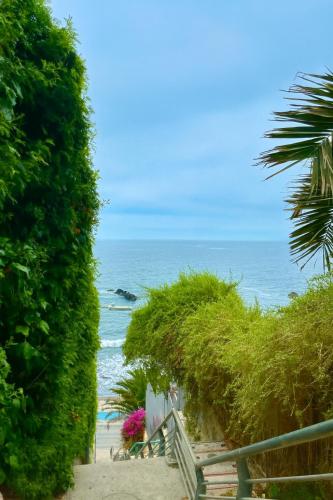 una escalera a la playa con vistas al océano en Trimar Hotel, en Concón