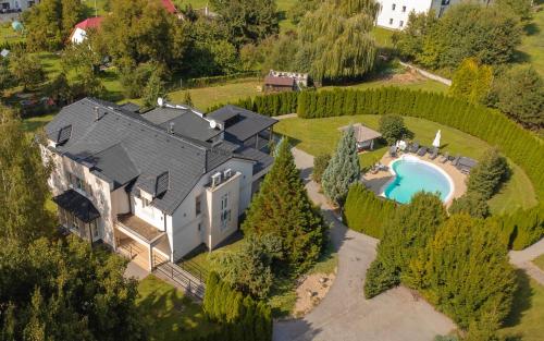 une vue aérienne d'une maison avec piscine dans l'établissement Penzión Afrodita, à Čereňany