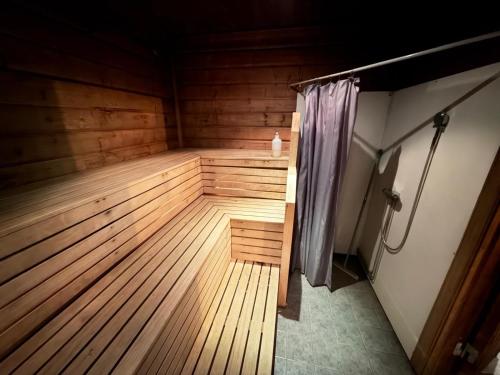 Ένα μπάνιο στο LAKESIDE AURORA CABINS