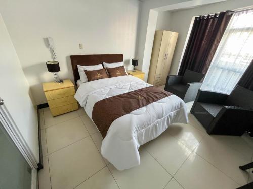 万卡约Hotel Orlak的带一张大床和一把椅子的卧室