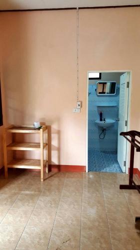 una stanza con un lavandino e un microonde di Happy Resort a Khanom