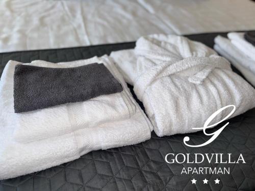 een paar handdoeken bovenop een bed bij Goldvilla Apartman in Zalakaros