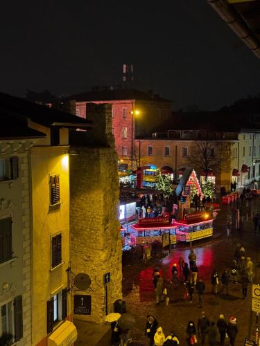 特伦托Casa Mazzini的一群人晚上在城市周围散步