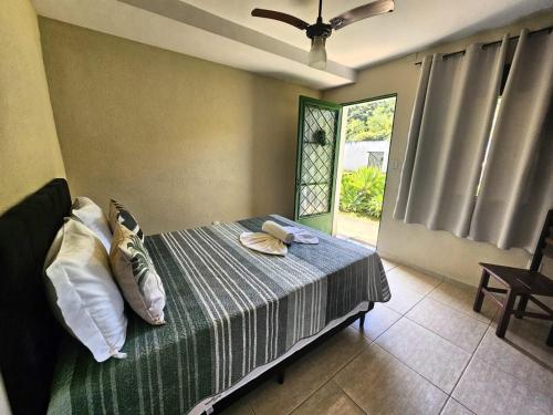 une chambre avec un lit avec deux serviettes dessus dans l'établissement Pousada Refúgio Serrano, à Serra Negra