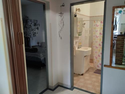 ein Badezimmer mit Waschbecken, Toilette und Spiegel in der Unterkunft Azulina in Alta Gracia